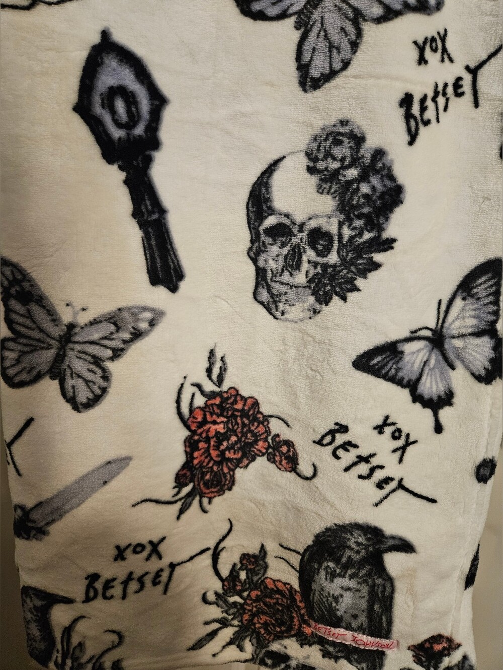 NWOT Betsey Johnson Gothic Skull and Raven Ultra-Plush Throw Blanket - Picture 6 of 7